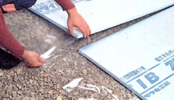 押出法ポリスチレンフォーム製土間用防湿断熱材「ドマフォーム」フィルムフラップ法