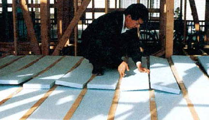 連結テープで一坪分を一体化した画期的な施工スタイルの床断熱木造住宅用スタイロフォーム「パタパタ」の施工