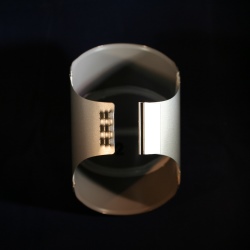 保温工事、冷媒配管の外装仕上げ材＝工具要らず、パチッとハメこむだけの簡単施工　ワンタッチエルボカバー